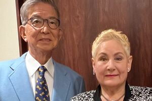 (左から)桂菊丸さんと泉アキさん夫妻