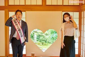 ハートの『猪目窓』でお約束のポーズ!(撮影/山田智絵)