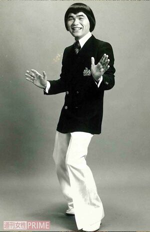 25歳ごろ、キャバレーで働いていたときの綾小路きみまろ。弾ける笑顔は当時から健在だ　提供／綾小路きみまろオフィス