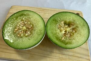 カットメロンではワタの部分が取り除かれているため、2分の1カットのものを買い、紹介した方法で種を取ると一番甘い部分が楽しめると石川さん　※写真はイメージです