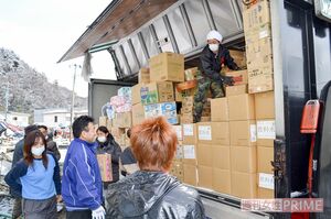 現地の人と連携を取りながら状況を把握。避難所の人々にも積極的に声をかけて物資の配給や炊き出しを朝から晩まで続けた