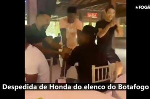 流出した動画。画面右、指をさす仕草で踊るのが本田(ブラジルのメディア『FogaoNET』より)