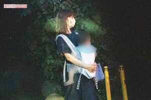 三男を抱っこする小倉優子（2021年7月）