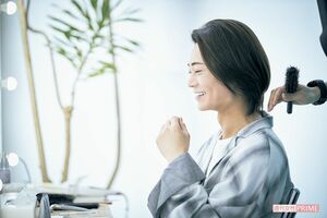 メイク中、鏡ごしにスタッフと談笑。撮影に向け気持ちを高めていく　撮影／廣瀬靖士