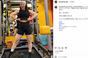 筋肉美を披露する浜口京子(アニマル浜口トレーニングジム公式Instagramより)