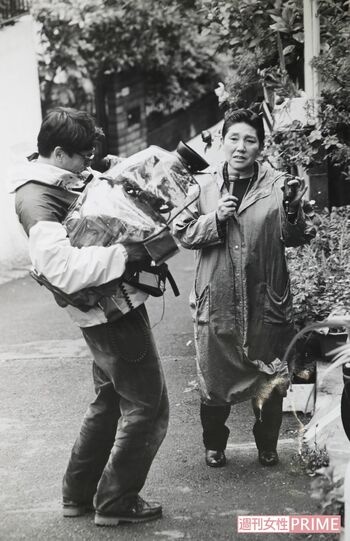 千葉・息子監禁衰弱死事件の現場にてリポート。虐待のあった家の庭に咲く手入れの行き届いたバラを見て、悲痛な表情を浮かべる