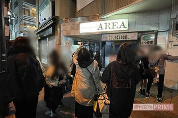 終演後、名残惜しむようにファンたちは記念撮影をしていた（読者提供）