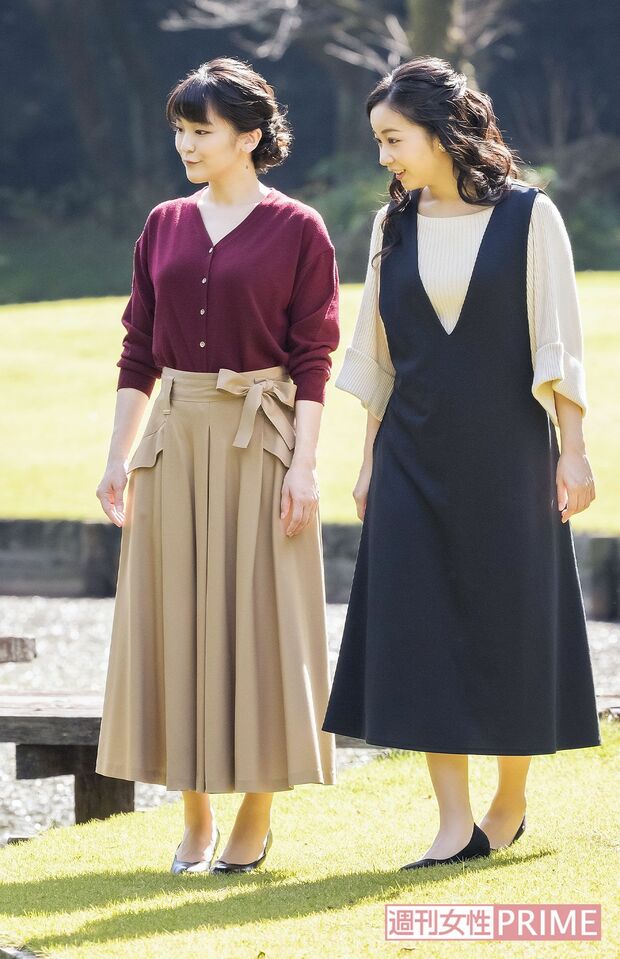 眞子さん30歳のお誕生日写真で赤坂御用地内を仲よくご散策。ご結婚の日程がお決まりになったお姉さまとの残り少ないかけがえのない時間を過ごされた