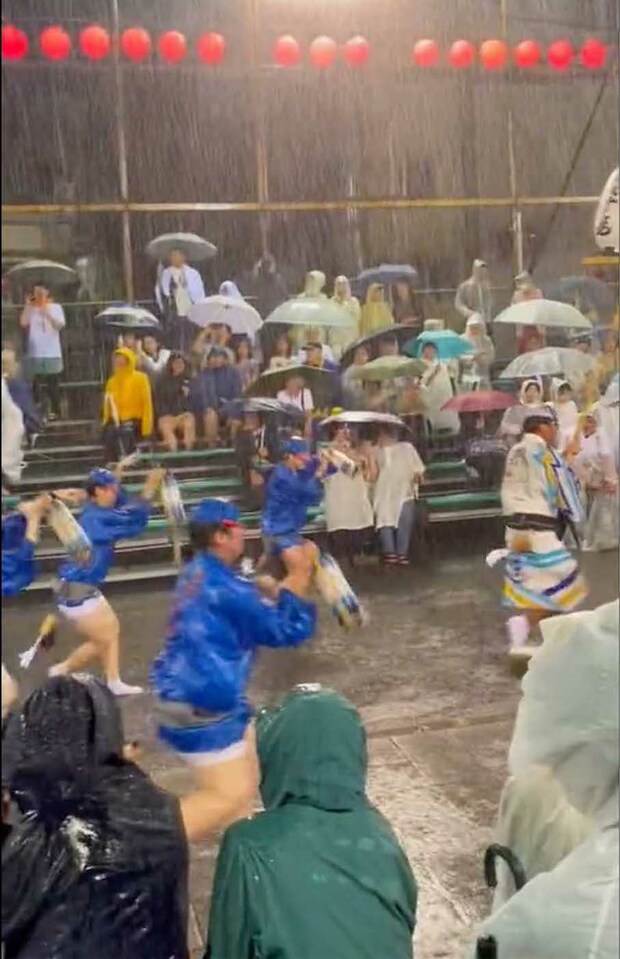 大雨の中、強行開催された徳島市の阿波おどり（ツイッターより）