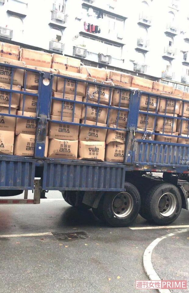 封鎖中ーーゴーストタウンとなっていた武漢。人を見かけても商店内の行列か防護服を着ている人ばかり