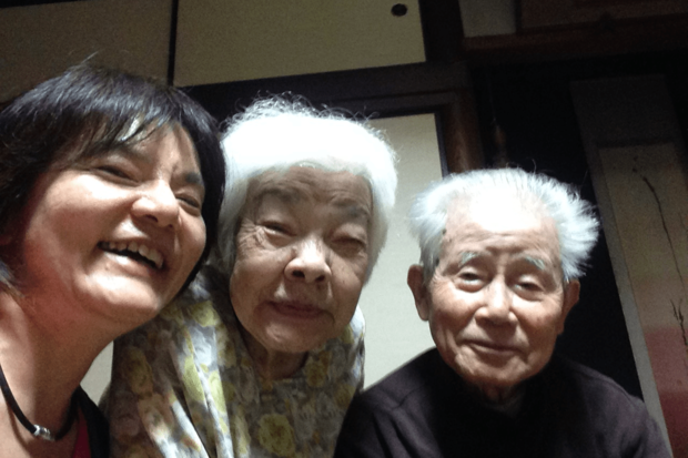 1作目の映画が公開されたころ、父母と3人で。公開後もカメラを回し、続編が製作される