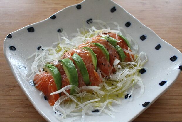 サーモンとアボカドのカルパッチョ