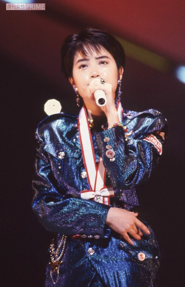 第8回『メガロポリス歌謡祭』でポップス大賞を受賞し涙ながらに歌う荻野目洋子(1989年)