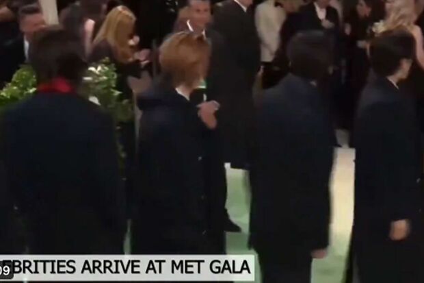 ファッションイベント『メットガラ』に出演したStrayKids、パパラッチからの問題発言があったシーン（Xより）