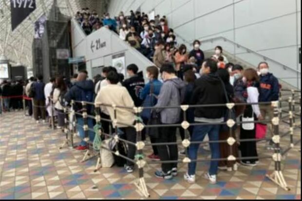 東京ドームでWBCグッズを購入するために並ぶ人たち（写真：筆者撮影／東洋経済オンライン）