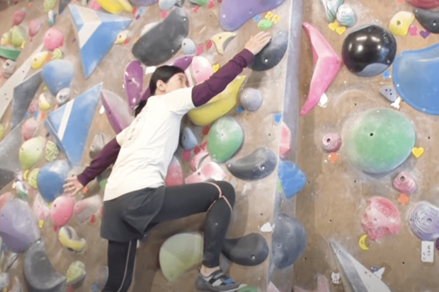 YouTubeチャンネルでボルダリングに挑戦した宮崎美子（公式YouTubeより）