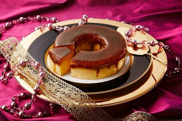 マダムブリュレ／1620円。メープルシロップをしみ込ませたバウムクーヘンの表面に、フランス産の赤砂糖をキャラメリゼしたマダムシンコの定番商品。マダムの思い出が詰まったホットケーキをバウムに再現。斬新なのに昭和ロマンの懐かしさ漂う唯一無二のスイーツ。通販では最長4か月待ちを記録した人気商品。常温、半解凍、電子レンジ加熱と、3種類の食べ方が楽しめるのも特徴。