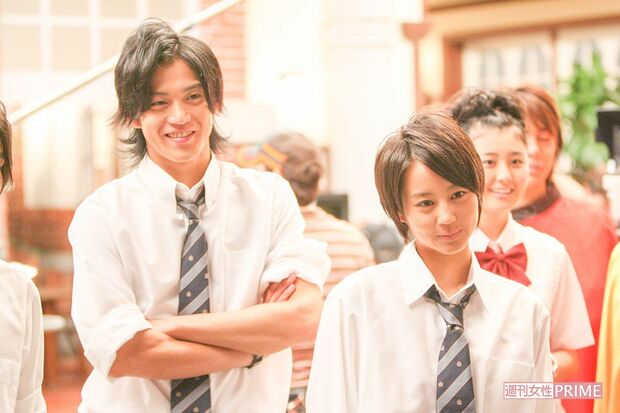 小栗旬（左）、堀北真希（右）