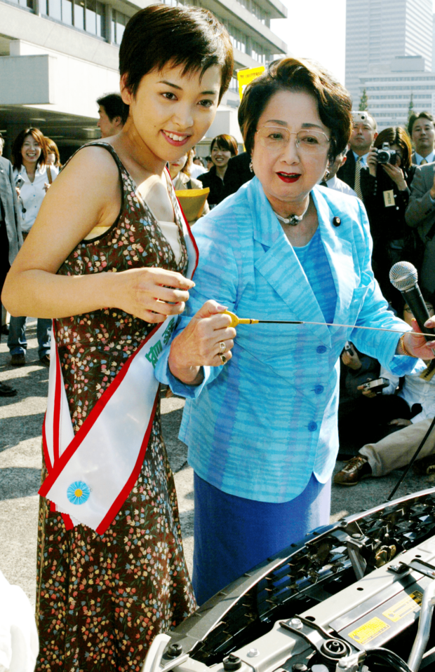 扇千景国土交通大臣と女優・高野志穂