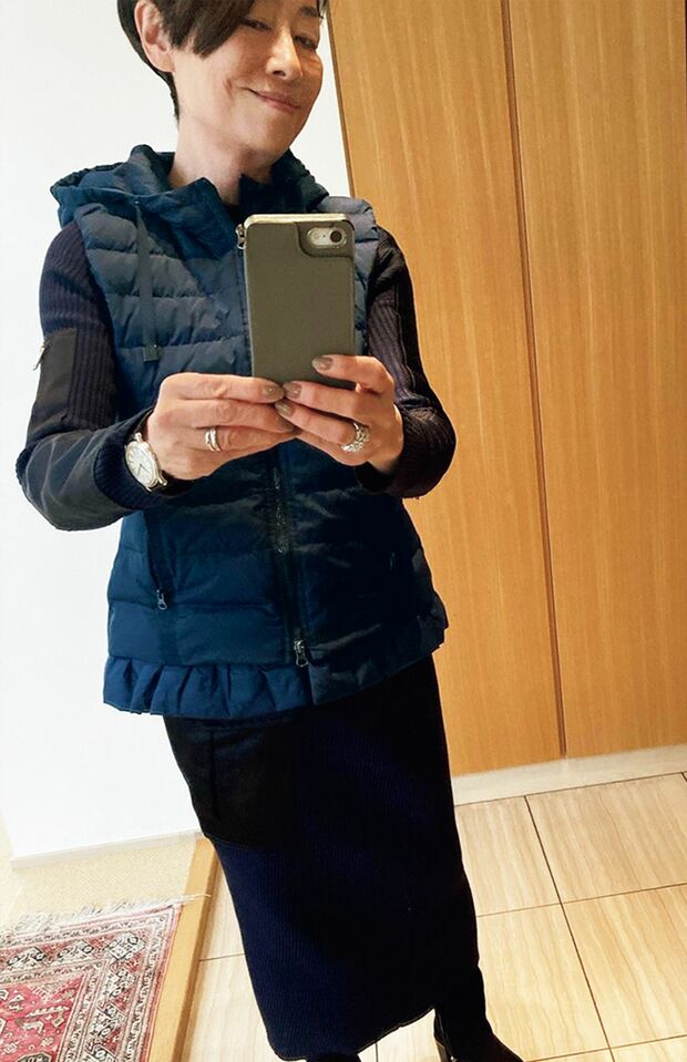 「マックスマーラ」のリブワンピで同系色コーデ