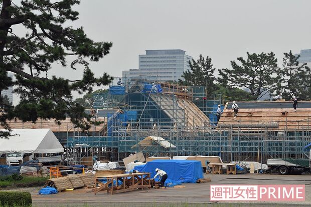 大型クレーンを駆使し、約30棟が設営される「大嘗宮」。10月下旬に完成予定　撮影／渡邉智裕