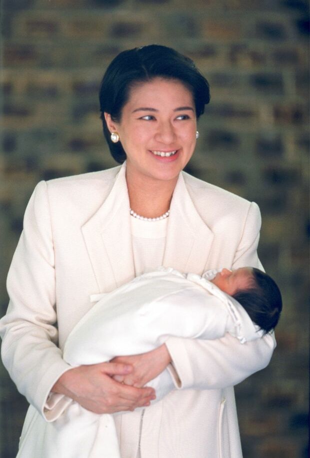 2001年12月　12月1日午後2時43分にお生まれになった愛子さま。身長は49.6センチ、体重3102グラムと発表された