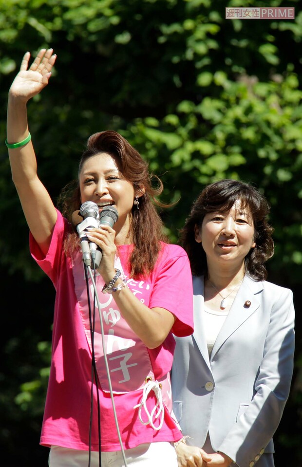 野田聖子代議士と参院選の選挙活動を行なった三原じゅん子(2010年6月)