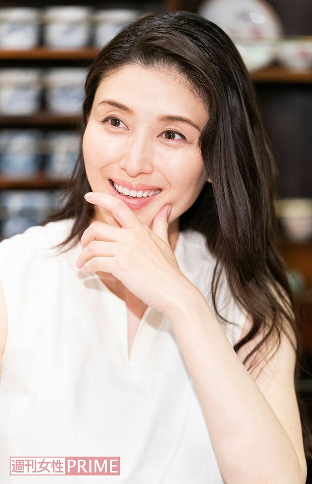 インタビューを受ける橋本マナミ　撮影/北村史成