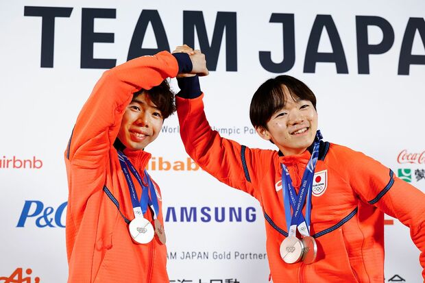 銀メダルの鍵山優真選手と銅メダルの佐藤駿選手（撮影／JMPA）