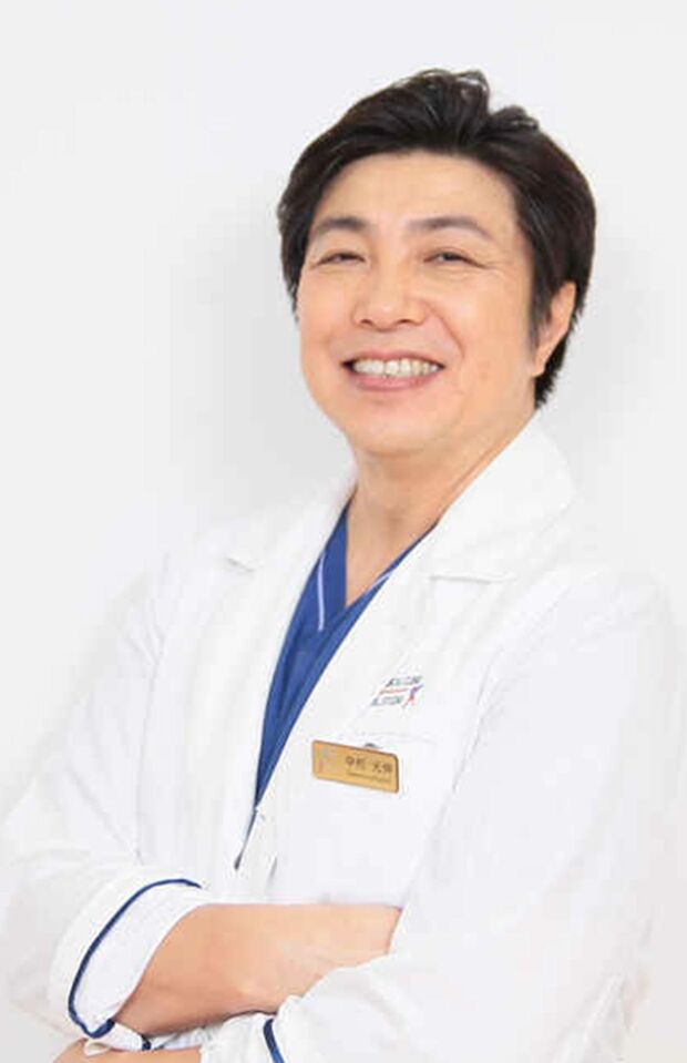 中村光伸さん　光伸メディカルクリニック院長。医学博士。整形外科、美容外科、美容皮膚科、リハビリテーション科までトータルに診断。整形外科医の知見から骨の仕組みや身体の動かし方を活かした骨トレーニングを提唱。著書に『医者が考案した骨粗しょう症を防ぐ1分間骨たたき』(アスコム)など。