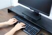 文章を読み上げる音声ソフトを使って電子カルテなどを打ち込んでいる福場将太さん。学生時代からブラインドタッチは得意なので文書作成には問題はない(写真はイメージです)
