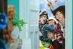 部屋を覗くと……(写真:『Mrs. GREEN APPLE』公式YouTubeより引用)
