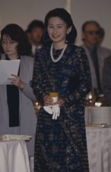 産経児童出版文化賞の贈賞式に初めて出席し、パーティーで受賞者と交流した紀子さま（1993年5月14日）