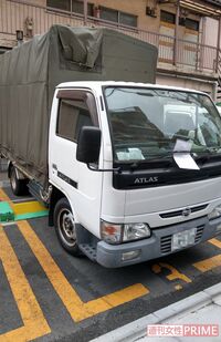 パーキングに駐車されたトラックには色とりどりの花が積まれ、ワイパーには警告書が挟まれていた