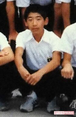 中学の卒業アルバムの修学旅行や部活動紹介に岩崎容疑者の姿はなく、この写真含め2枚だけ