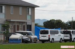 事件現場の自宅周辺には規制線が張られ捜査が続いていた=4日
