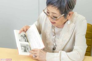 橋田壽賀子さんとの思い出の写真を見ながら振り返る泉ピン子 撮影/佐藤靖彦
