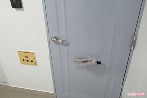 容疑者が暮らしていたと思われる集合住宅の玄関。表札と郵便受けに名前はない