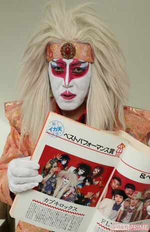 『イカ天年鑑』を「もう誰も持っていない。 ヤフオクで数万円する」と話す氏神一番（撮影／近藤陽介）