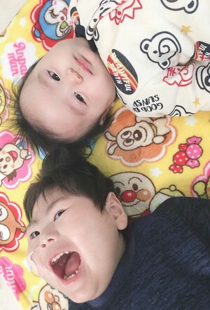 弟・昌吾くん（上）と笑顔を見せる竜成くん。兄弟は互いを思いやりながら成長してきた