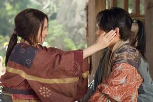 龍雲丸(柳楽優弥)の“プロポーズ”を受け入れ、農婦となった直虎。「自分にはない、風のような自由さを持った彼に惹かれるのはごく自然だと思いました」(柴咲)。(c)NHK