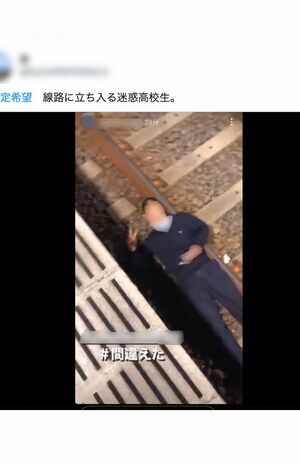 SNSで拡散されている、線路上で寝転ぶ若い男性