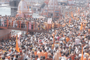 インドで12年に1度行われる、世界最大級の宗教祝祭「クンブメーラ」。巡礼者でごった返し、圧死者が出てもおかしくない大混雑。撮影／鮫島亜希子