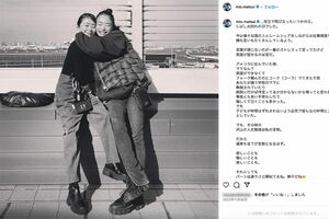 松井稼頭央監督の妻でタレントの松井美緒、長女でモデルの遥南（公式インスタグラムより）