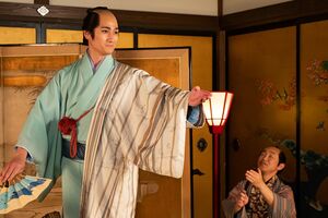 卯之吉(左)と幸千代の2役を演じる BS時代劇『大富豪同心2』