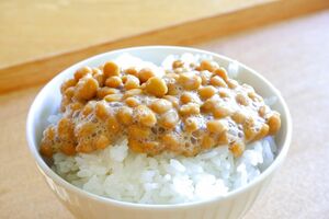 食事は「型」を決めるとお得になる。健康に影響のない程度に「朝だけはいつも納豆ご飯」など1食固定する　※写真はイメージです