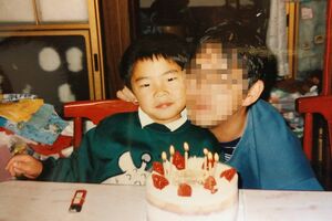 父親(右)の誕生日に小島容疑者と。寄り添う父子の愛情が感じられる