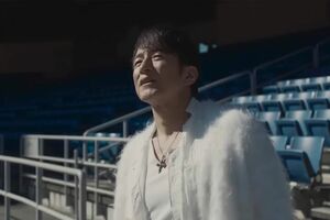 映画『Mr.Children「GIFTforyou」』の予告映像でも桜井の胸元にはペンダントが（公式YouTubeチャンネルより）