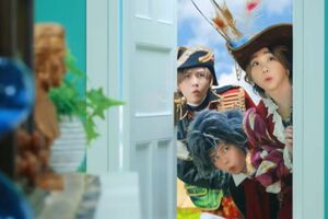 部屋を覗くと……（写真：『Mrs. GREEN APPLE』公式YouTubeより引用）