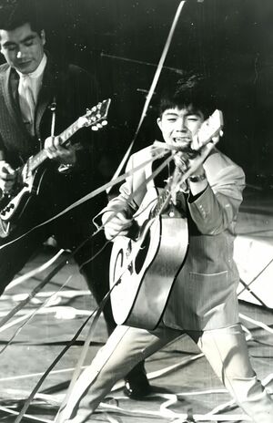 ロカビリーバンドでギターを弾く坂本九さん。憧れはエルビス・プレスリー（C）マナセプロダクション